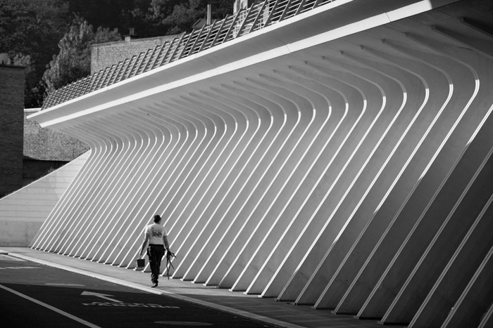 Liège-Guillemins TGV-Bahnhof (Calatrava 2009) Stützpfeiler gegenüber West-Eingang